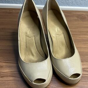 A2 Aerosole Beige flesh tone Peep-Toe heels size 7.5